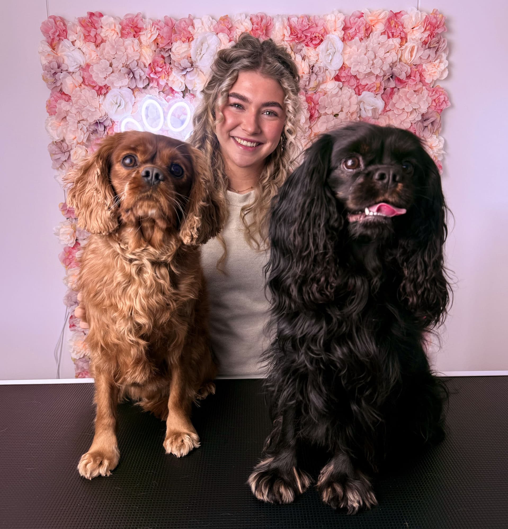 Marietje Gustin met honden bij Trimsalon Pawfect